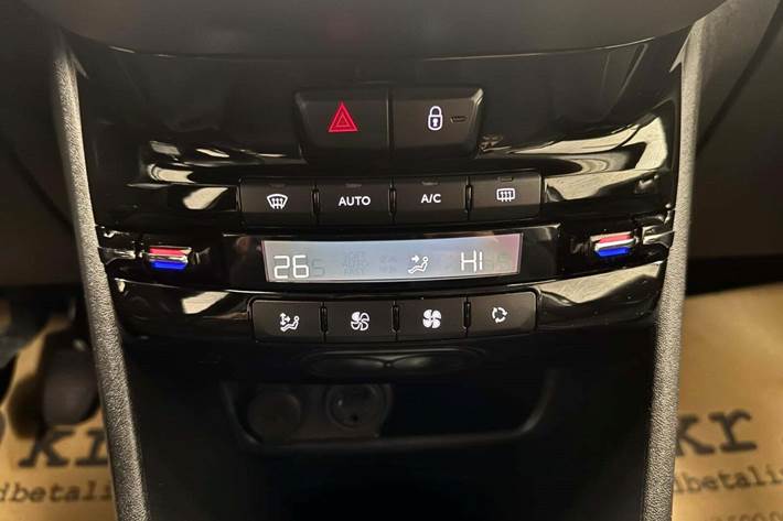 Blå Peugeot 208 fra 2018