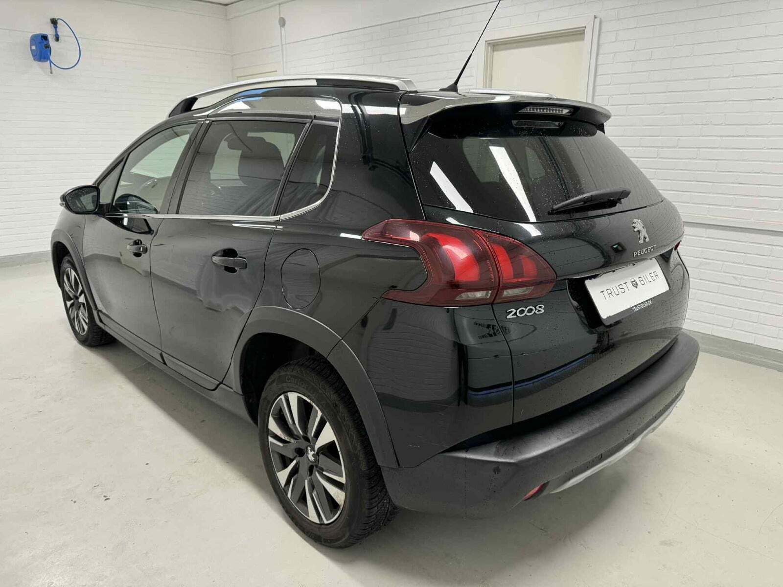 Sort Peugeot 2008 fra 2017