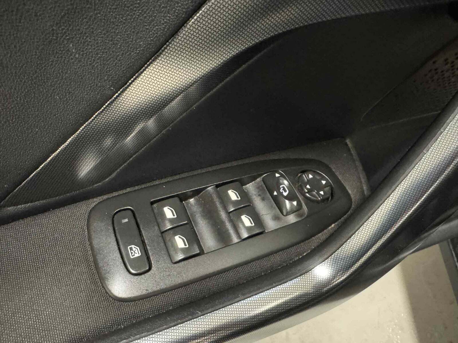 Sort Peugeot 2008 fra 2017