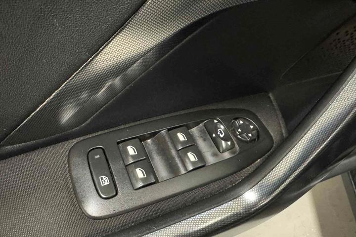 Sort Peugeot 2008 fra 2017