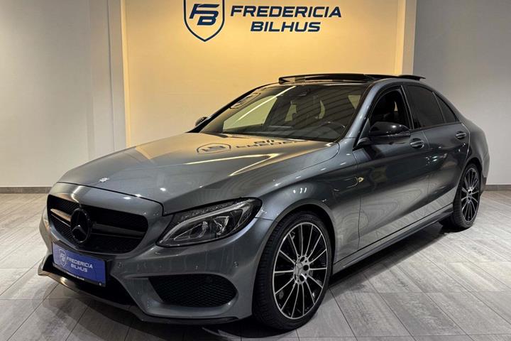 Grå Mercedes C43 fra 2016 set udefra
