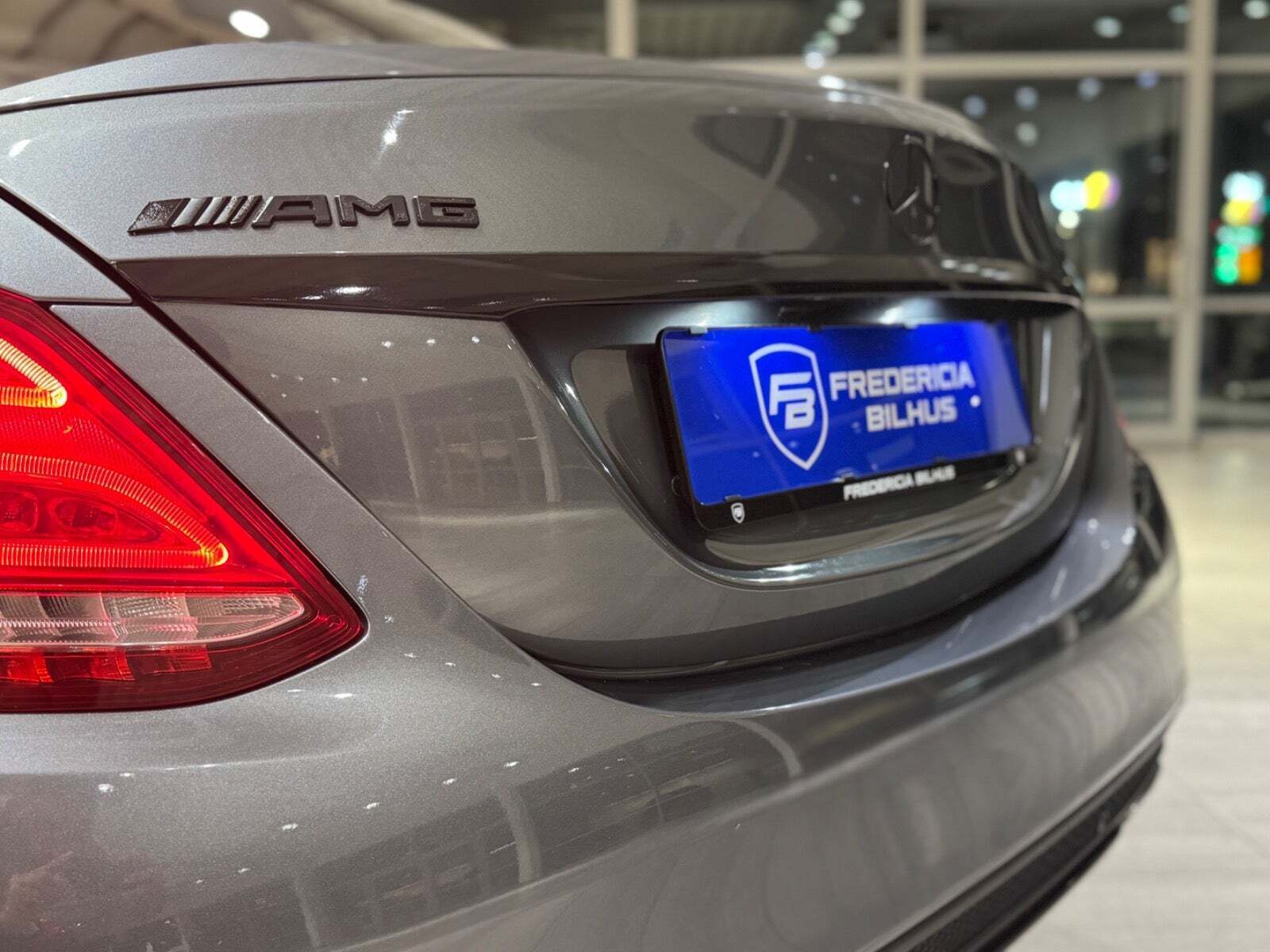 Grå Mercedes C43 fra 2016