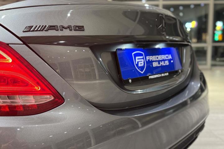 Grå Mercedes C43 fra 2016