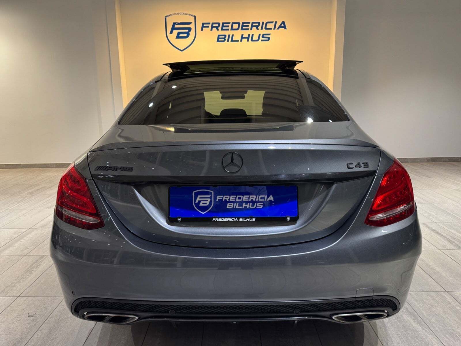 Grå Mercedes C43 fra 2016