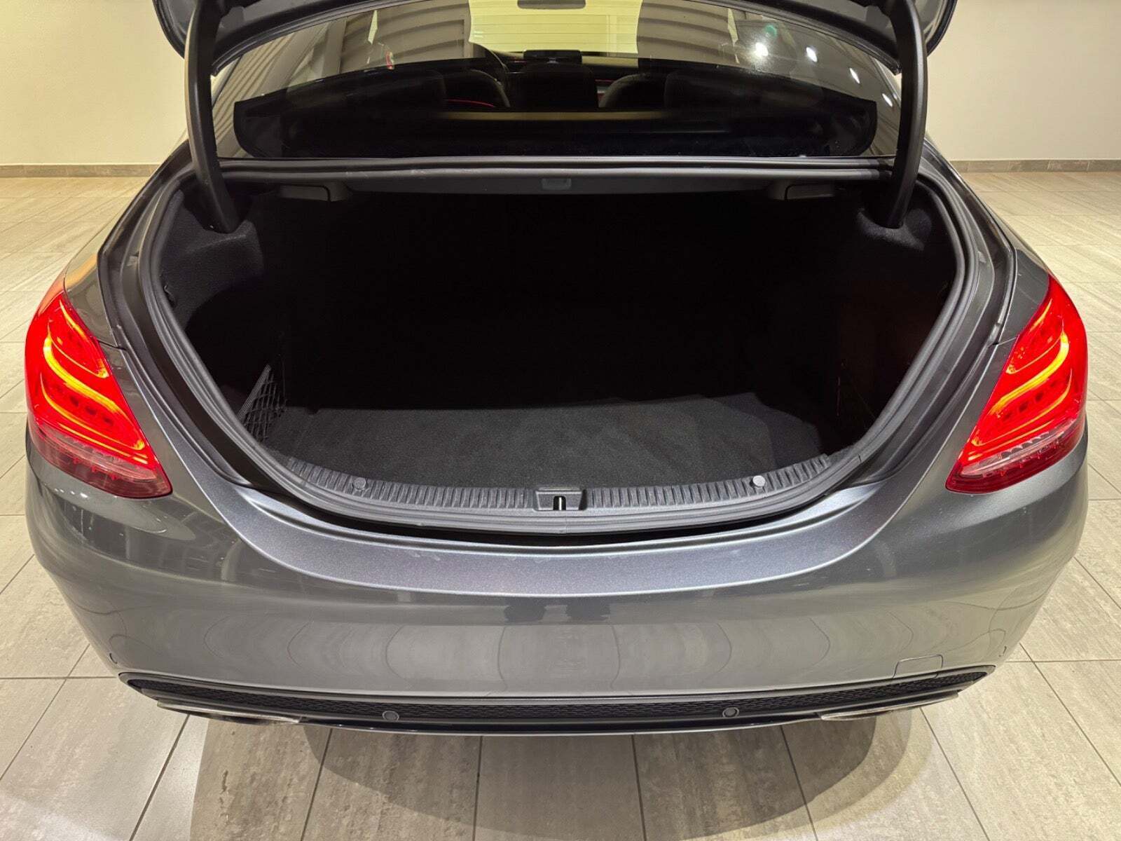 Grå Mercedes C43 fra 2016