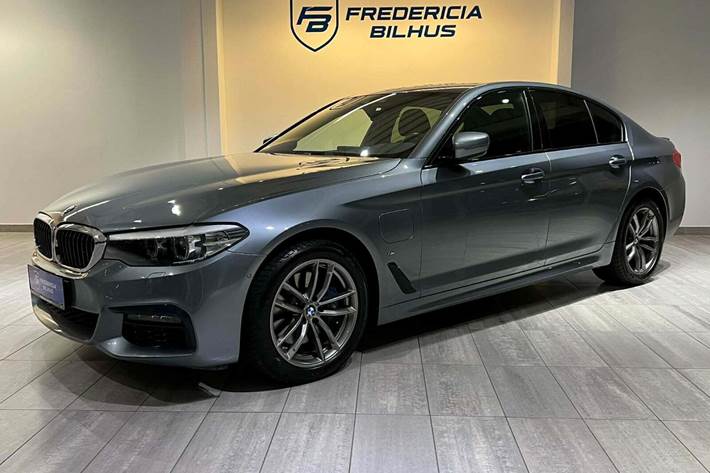 Grå BMW 530e fra 2019 set udefra