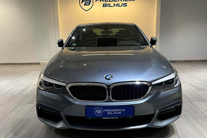 Grå BMW 530e fra 2019