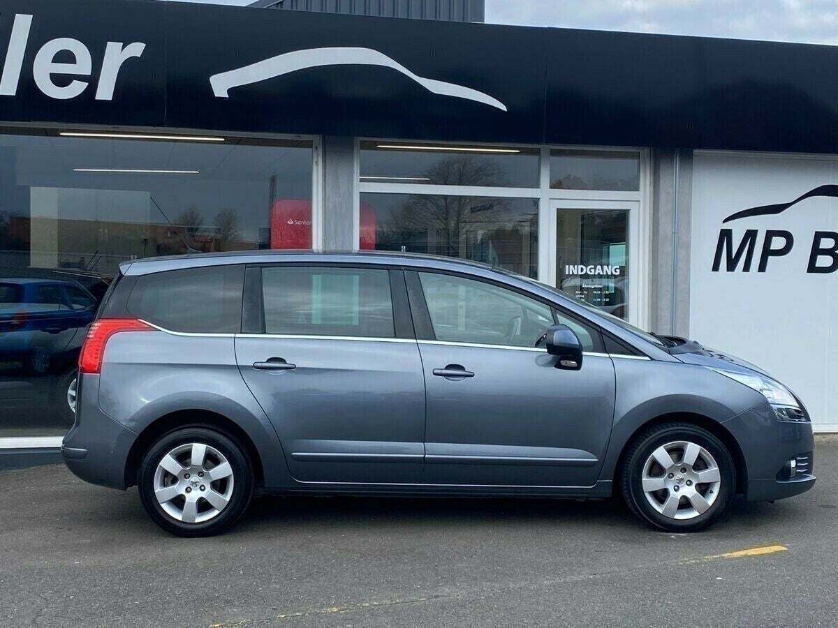Blå Peugeot 5008 fra 2013