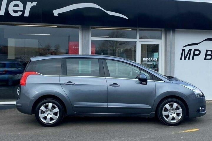 Blå Peugeot 5008 fra 2013