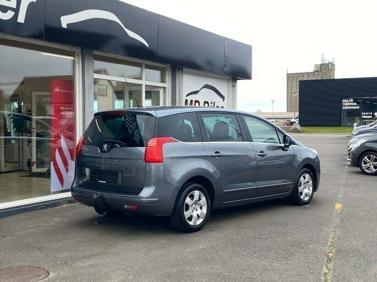 Blå Peugeot 5008 fra 2013