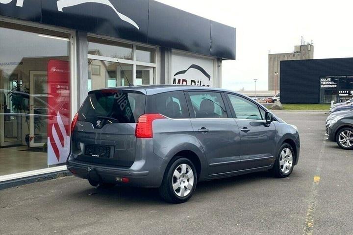 Blå Peugeot 5008 fra 2013