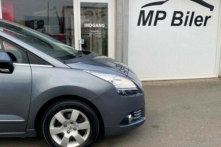Blå Peugeot 5008 fra 2013