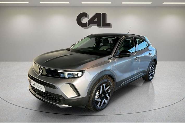 Sølv Opel Mokka-e fra 2023 set udefra