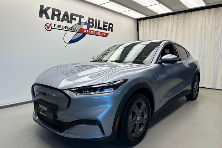 Blå Ford Mustang Mach-E fra 2023 set udefra