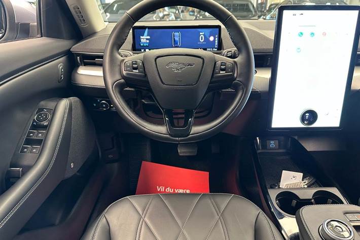 Blå Ford Mustang Mach-E fra 2023