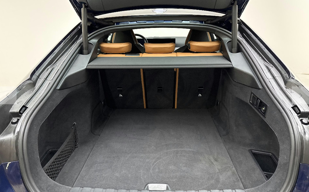 Blå BMW i4 fra 2024