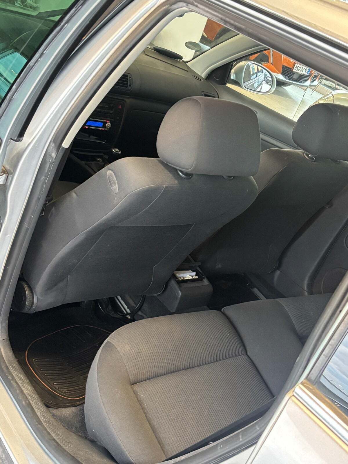 Grå VW Passat fra 2005