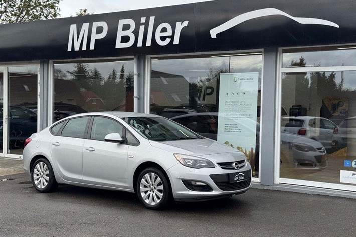 Sølv Opel Astra fra 2013