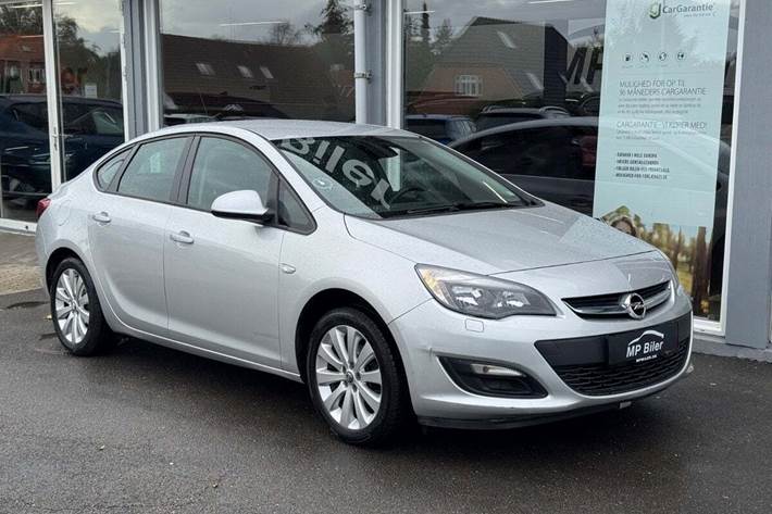 Sølv Opel Astra fra 2013
