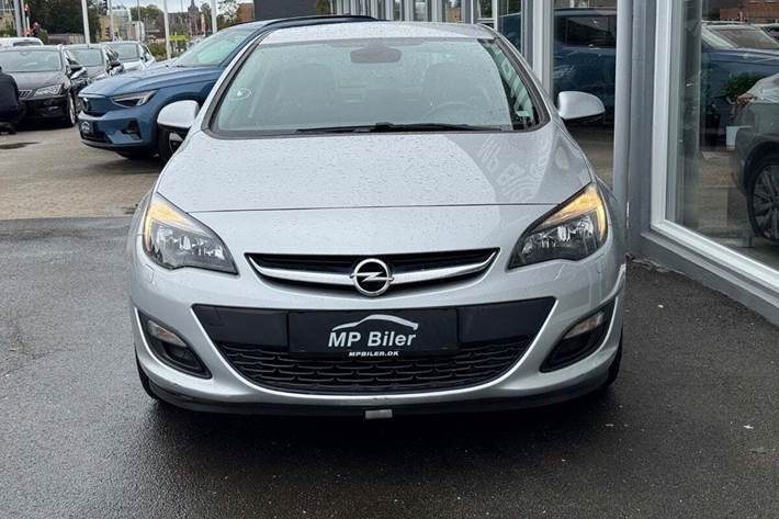 Sølv Opel Astra fra 2013
