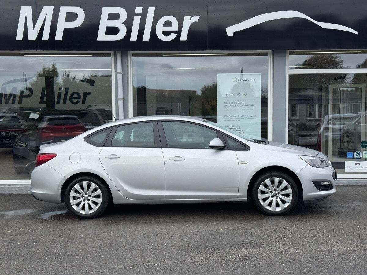 Sølv Opel Astra fra 2013