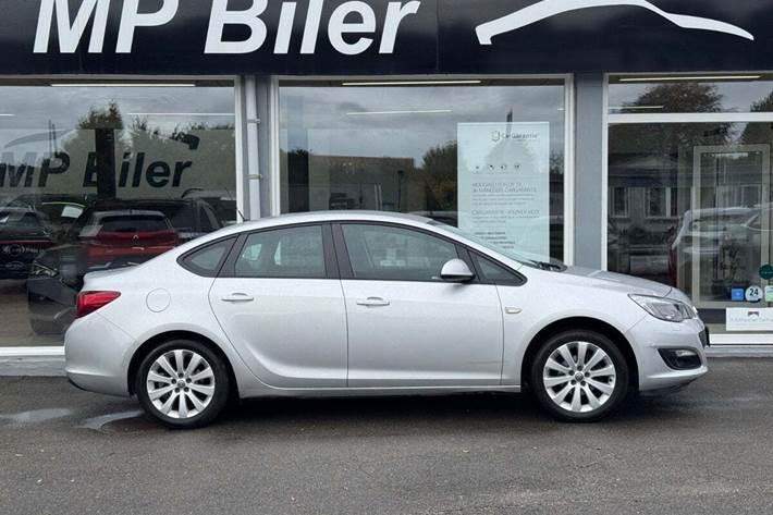 Sølv Opel Astra fra 2013