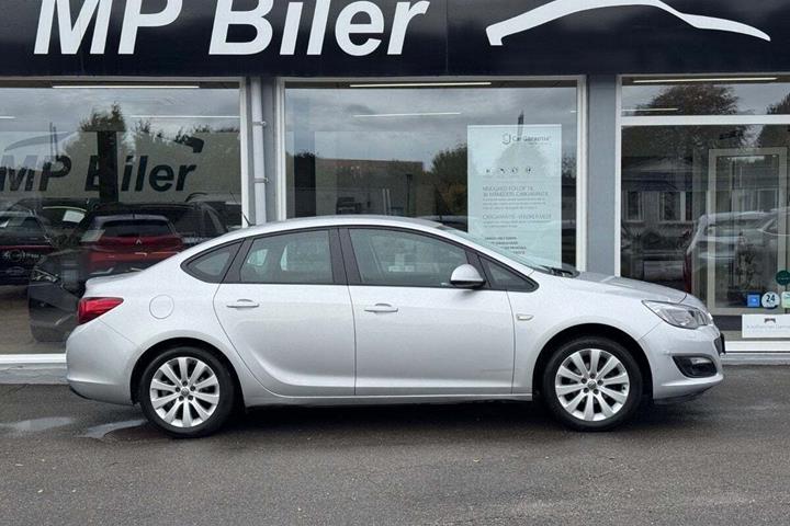 Sølv Opel Astra fra 2013