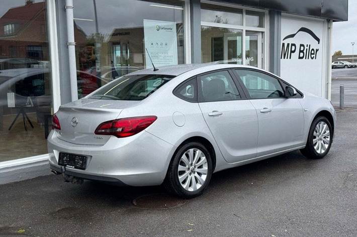 Sølv Opel Astra fra 2013