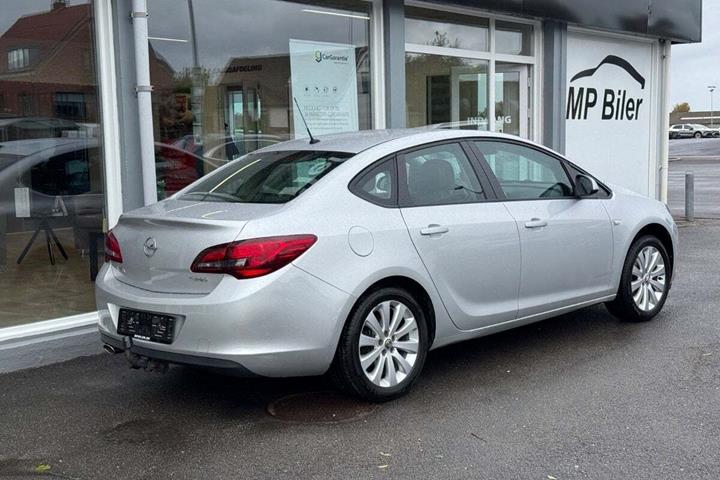 Sølv Opel Astra fra 2013
