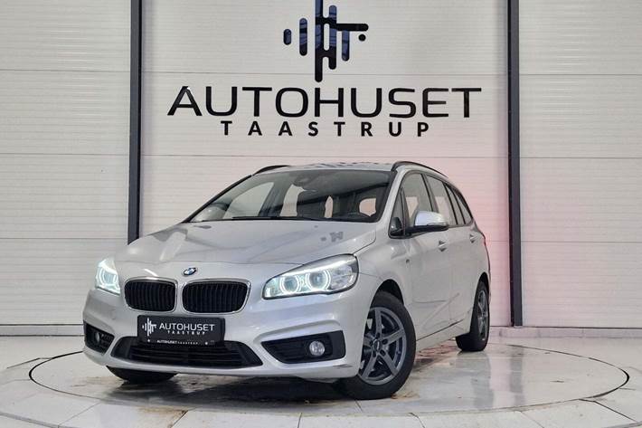 Sølv BMW 218i fra 2016 set udefra