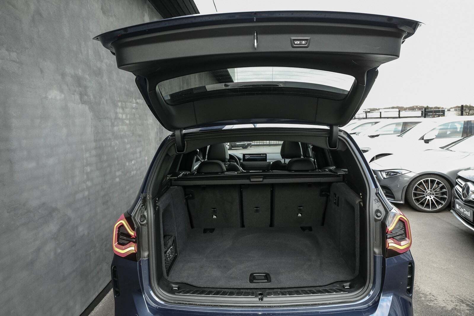 Blå BMW iX3 fra 2023