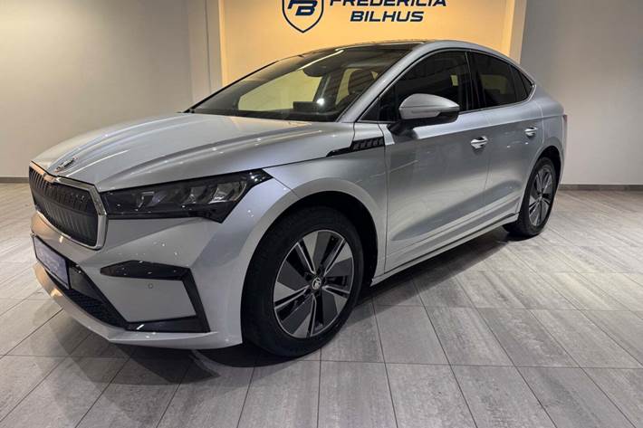 Sølv Skoda Enyaq fra 2023 set udefra