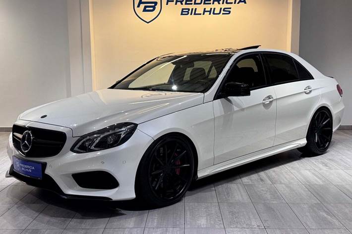 Hvid Mercedes E500 fra 2014 set udefra