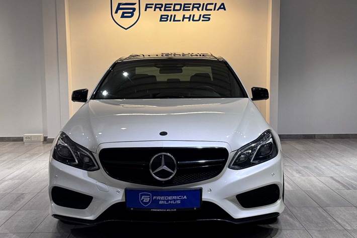 Hvid Mercedes E500 fra 2014 set udefra