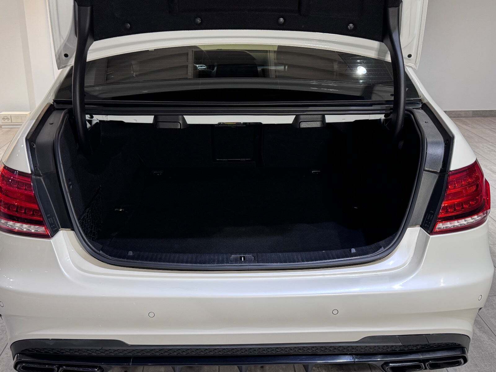 Hvid Mercedes E500 fra 2014