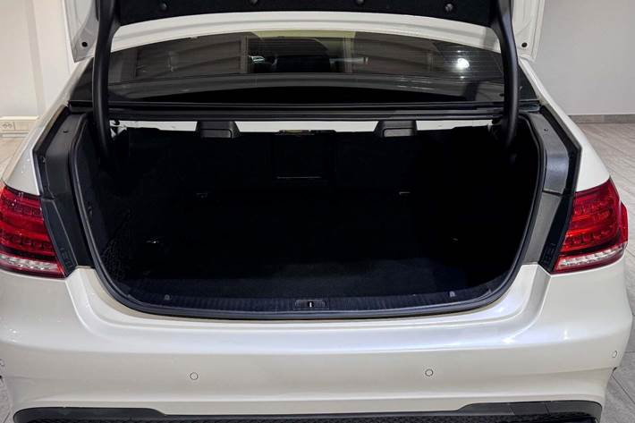 Hvid Mercedes E500 fra 2014