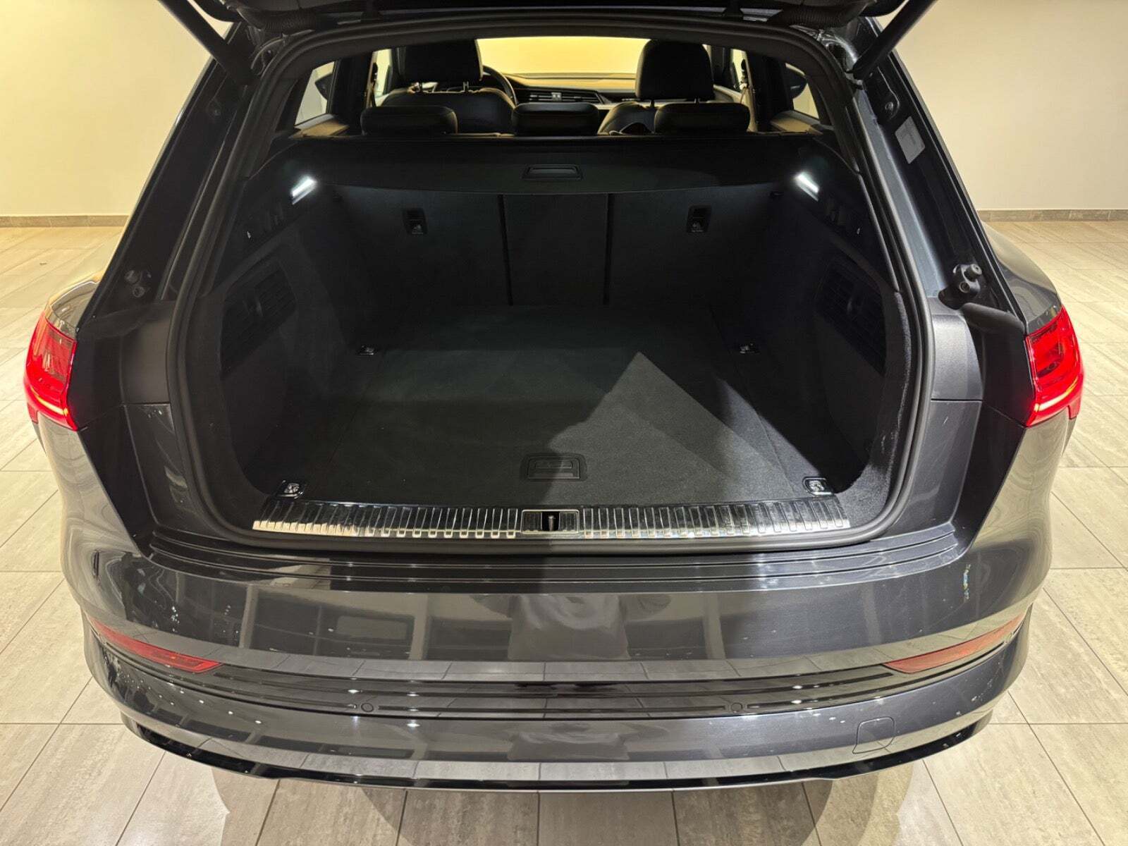 Grå Audi e-tron fra 2019