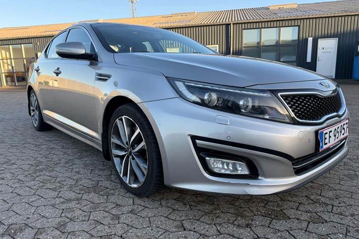 Sølv Kia Optima fra 2015 set udefra