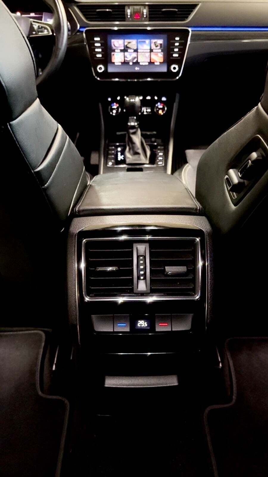 Gul Skoda Superb fra 2020