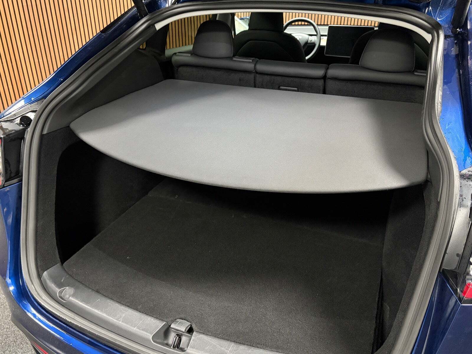 Blå Tesla Model Y fra 2023