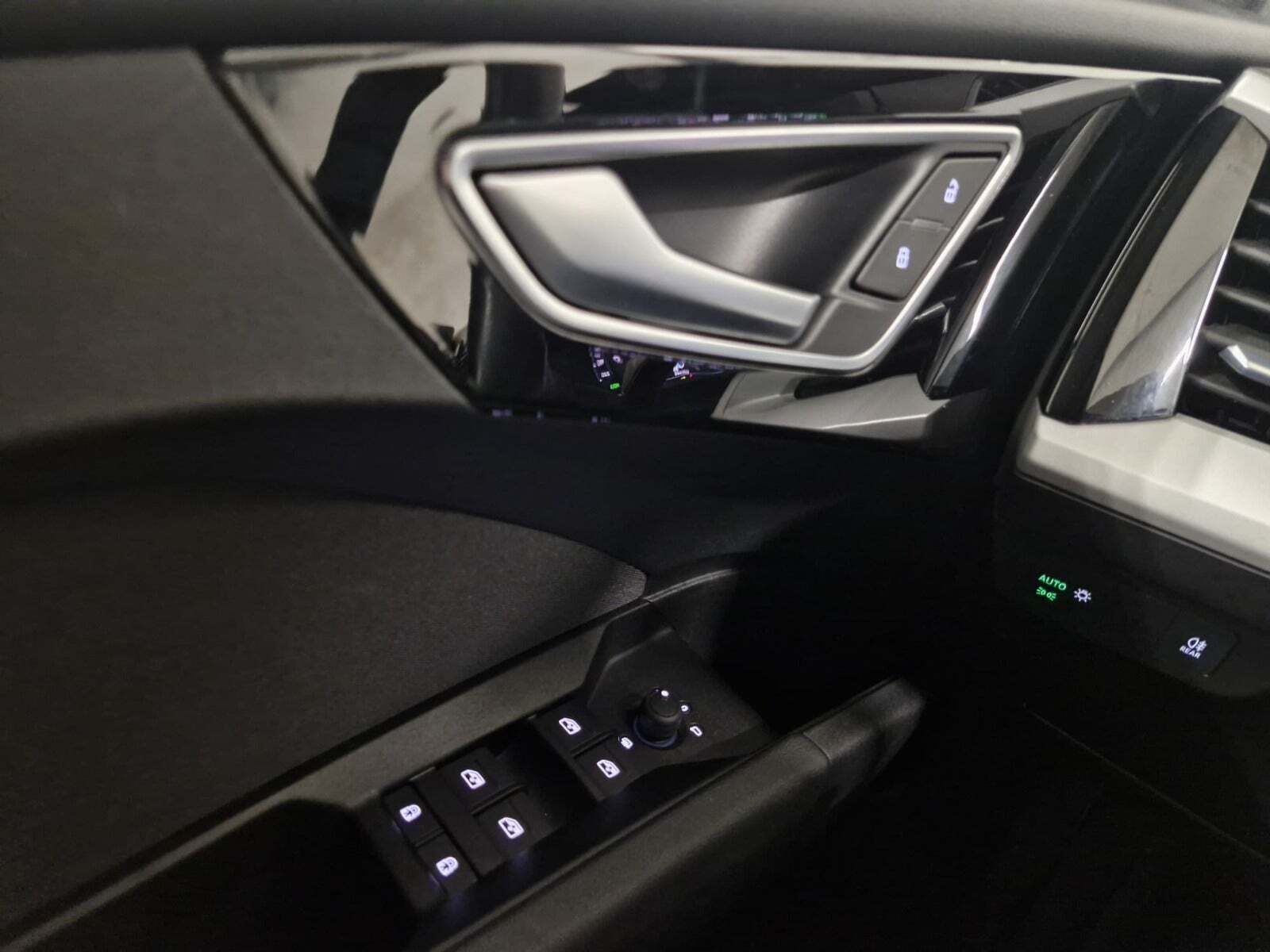 Grå Audi Q4 e-tron fra 2024