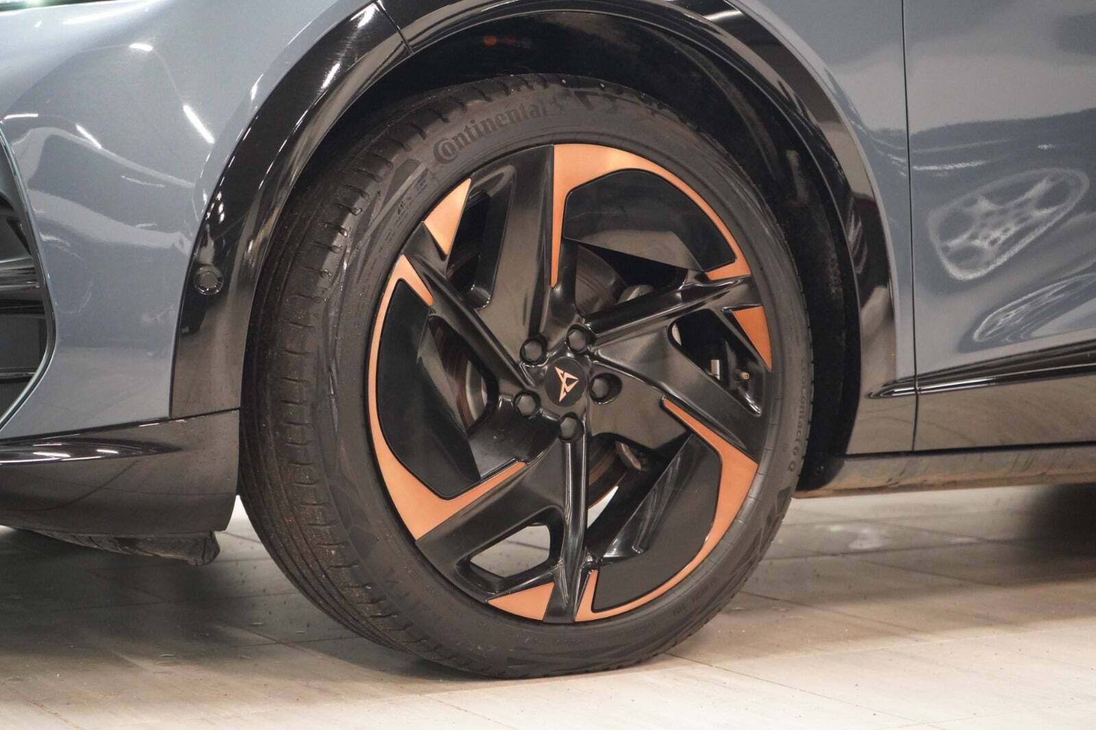 Blå Cupra Tavascan fra 2024