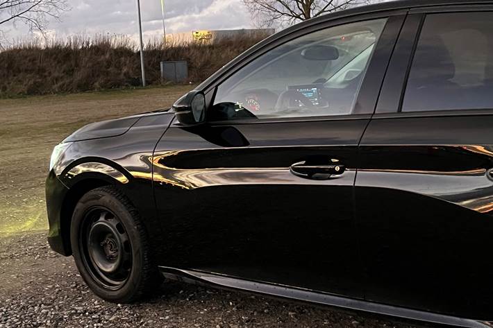 Sort Peugeot 208 fra 2021