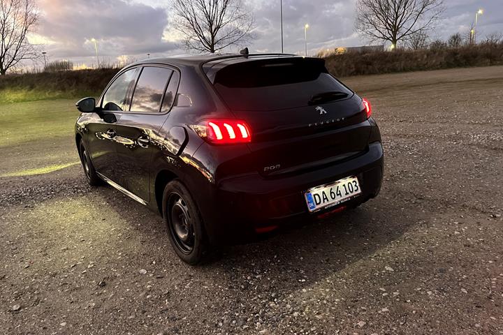 Sort Peugeot 208 fra 2021