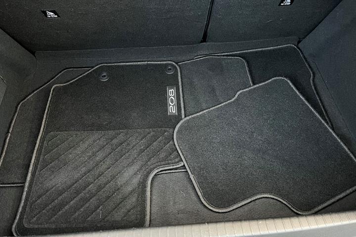 Sort Peugeot 208 fra 2021