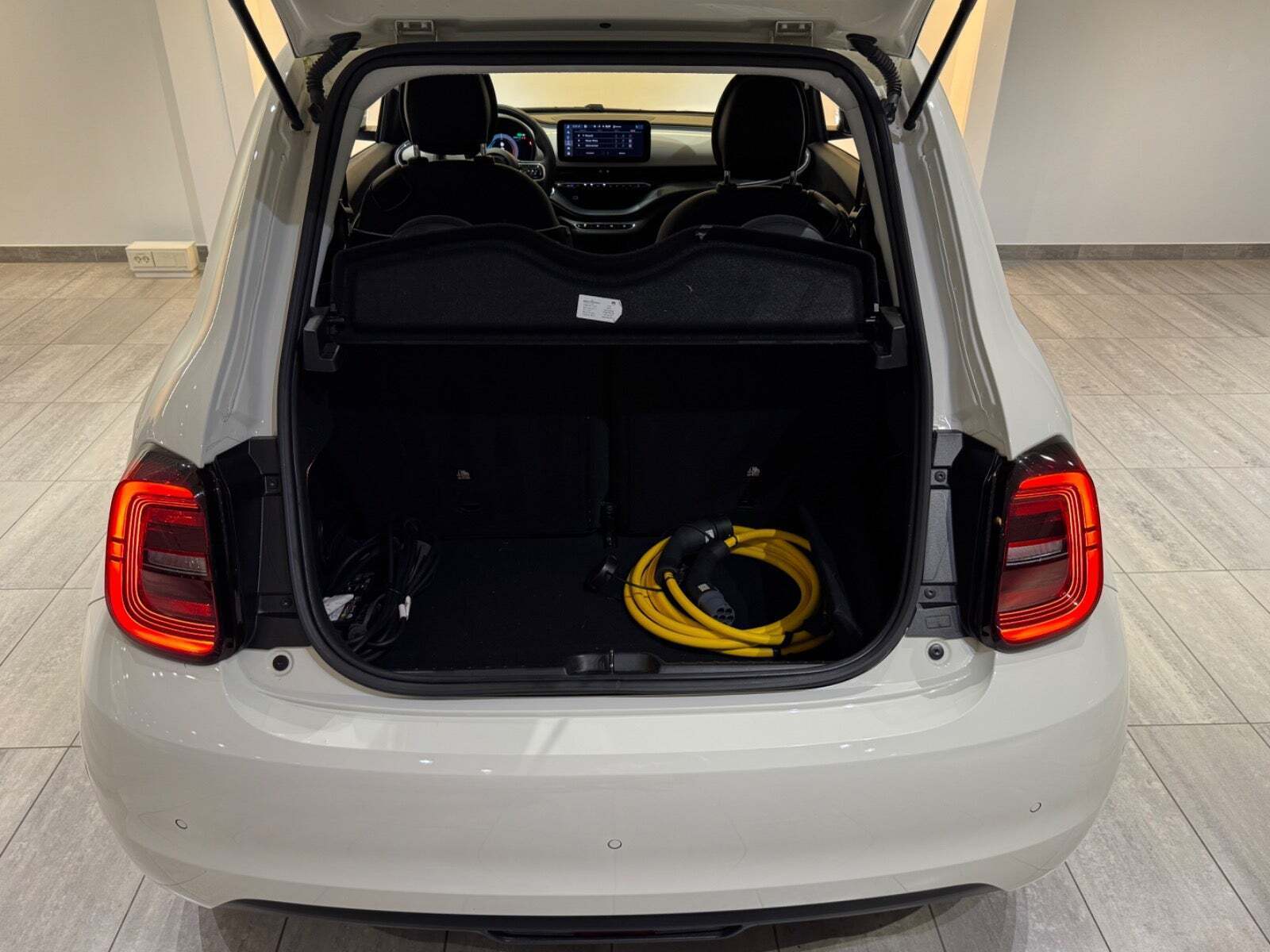 Hvid Fiat 500e fra 2023