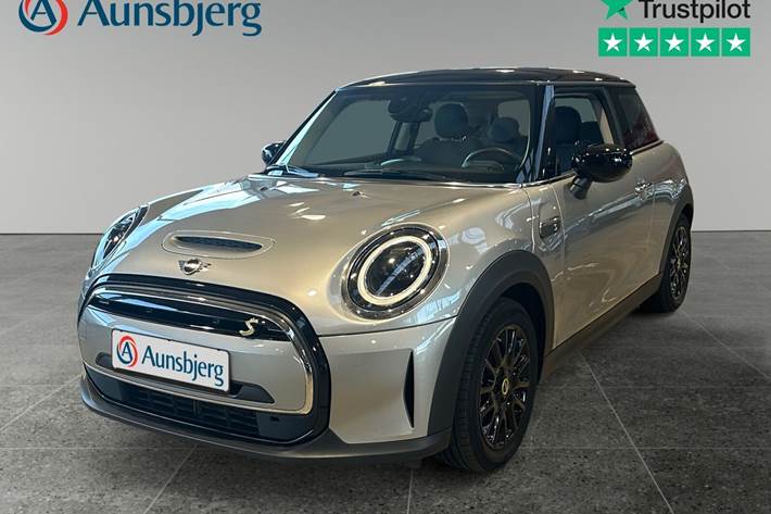 Grå Mini Cooper SE fra 2023 set udefra