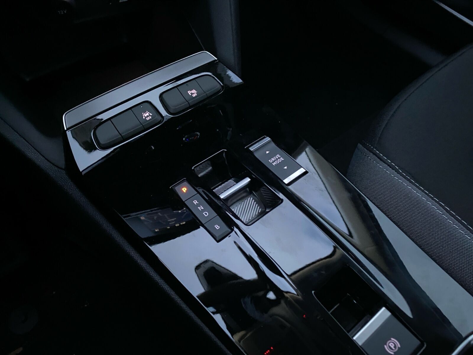 Blå Opel Mokka-e fra 2023