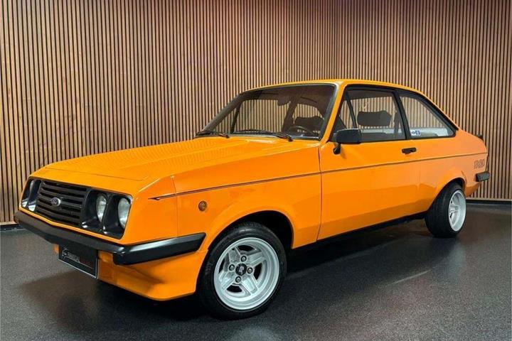 Orange Ford Escort fra 1976 set udefra