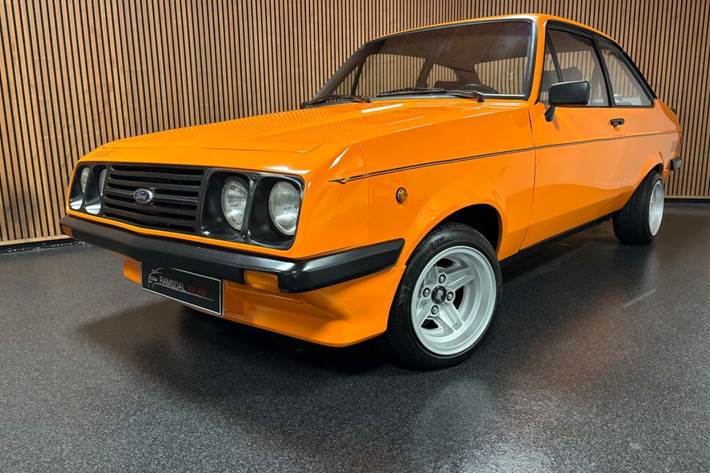 Orange Ford Escort fra 1976 set udefra